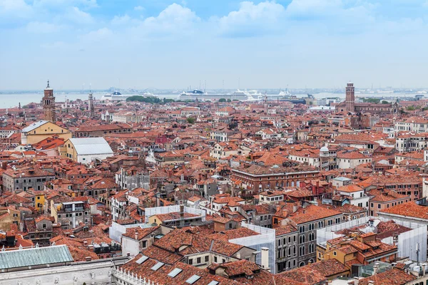 Venedig, Italien - den 30 april 2015. ovanifrån från san marco kampanilla på röda tak av hus i ö delen av staden — Stockfoto