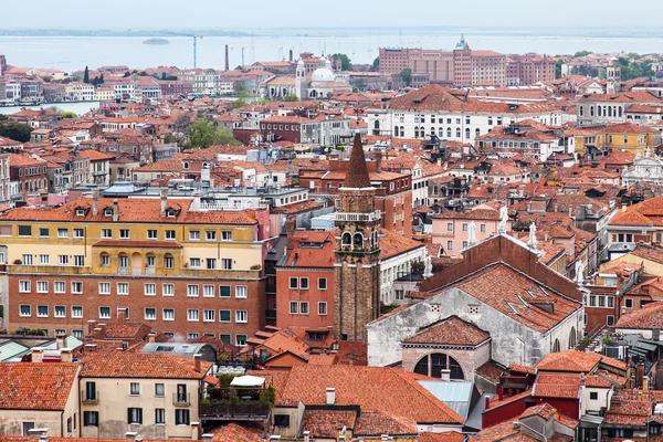 Venedig, Italien - den 30 april 2015. ovanifrån från san marco kampanilla på röda tak av hus i ö delen av staden — Stockfoto