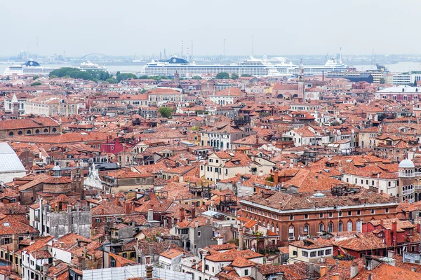 Venedig, italien - am 30. april 2015. der blick von oben von san marco kampanilla auf die roten dächer der häuser im inselteil der stadt — Stockfoto