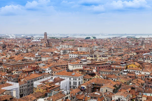 Venice, İtalya - 30 Nisan 2015 tarihinde. üst görünümden san marco kampanilla evlerin Şehir Adası kısmında kırmızı çatılarda — Stok fotoğraf