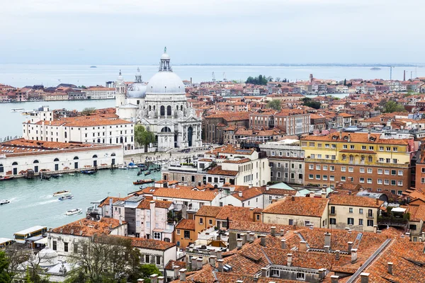 VENICE, ITALY - on APRIL 30, 2015. The top view from San Marco kampanilla on the Cathedral Santa Maria of della Salute (Basilica di Santa Maria della Salute) and red roofs — Stock Photo, Image