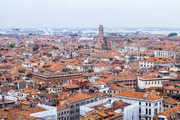 VENICE, ITÁLIA - em 30 de abril de 2015. A vista superior de San Marco kampanilla em telhados vermelhos de casas em parte de ilha da cidade — Fotografia de Stock