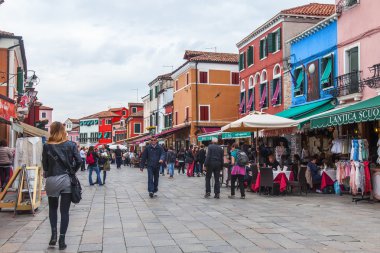 Venice, İtalya - 30 Nisan 2015 tarihinde. yaya alışveriş caddesi üzerinde gitmek