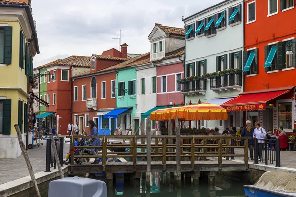 Venice, Italië - op 30 april 2015. typisch straat op burano van eiland — Stockfoto