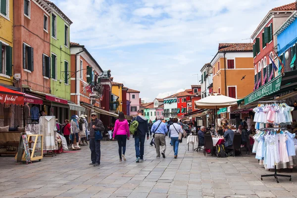 Venice, Italië - op 30 april 2015. voetgangers gaan op een winkelstraat — Stockfoto