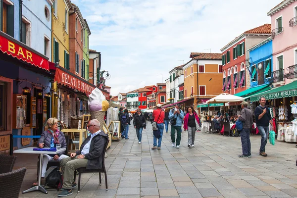 Venice, Italië - op 30 april 2015. voetgangers gaan op een winkelstraat — Stockfoto