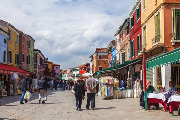 Benátky, Itálie - 30 dubna 2015. chodci přejít na nákupní ulici — Stock fotografie