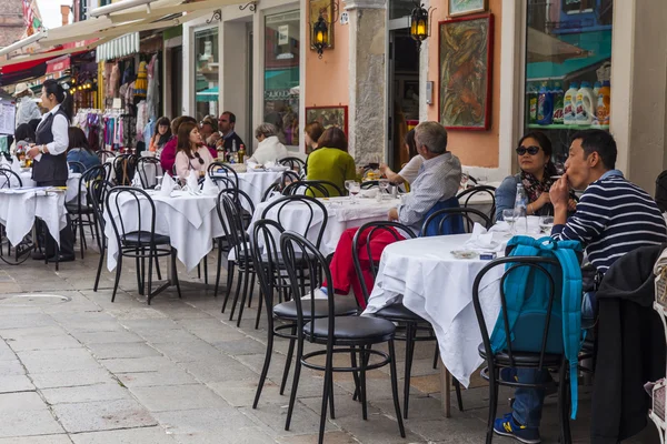 VENECIA, ITALIA - 30 DE ABRIL DE 2015. Burano la isla, cafetería de verano en la orilla del canal —  Fotos de Stock
