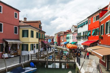 Venice, İtalya - 30 Nisan 2015 tarihinde. burano'nın adada tipik sokak