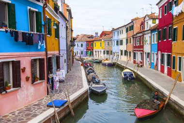 Venice, İtalya - 30 Nisan 2015 tarihinde. Burano Adası, sokak kanal ve dolgu çok renkli evler.