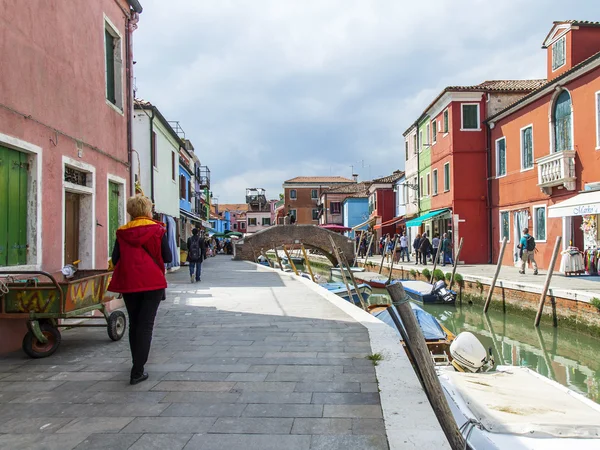 Venice, Italië - op 30 April 2015. Burano het eiland, de straat kanaal en multi-gekleurde huizen aan de kade. — Stockfoto