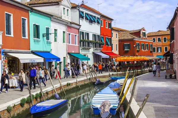 Venice, Italië - op 30 April 2015. Burano het eiland, de straat kanaal en multi-gekleurde huizen aan de kade. — Stockfoto