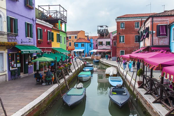 威尼斯，意大利-2015 年 4 月 30 日。布拉诺岛的街道运河和多彩色的房子在堤岸上. — 图库照片