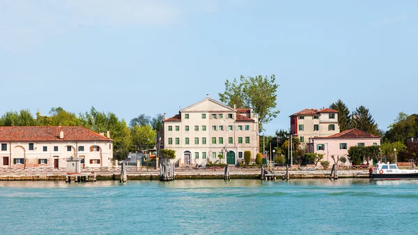 VENICE, ITALIA - huhtikuun 29, 2015. Näkymä saarelle venetsialaisessa laguunissa — kuvapankkivalokuva
