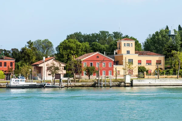 VENECIA, ITALIA - 29 DE ABRIL DE 2015. Vista de la isla en laguna veneciana —  Fotos de Stock