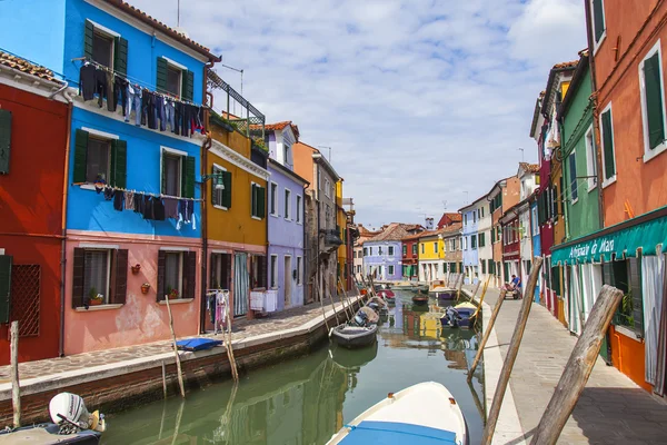 Velence, Olaszország - április 30., 2015. Burano a szigeten, a street-csatorna és a multi-színes házak töltésén. — Stock Fotó