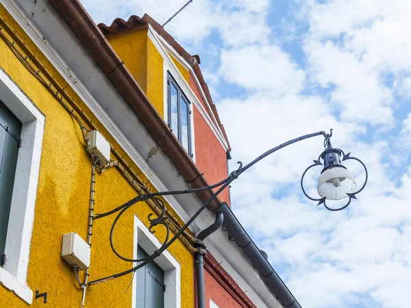VENEZIA, ITALIA, il 30 Aprile 2015. Isola di Burano, dettagli architettonici di case multicolori di gente del posto. Burano l'isola - uno degli oggetti turistici più attraenti della laguna veneziana — Foto Stock