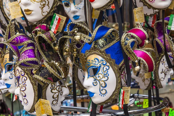 Máscaras típicas de carnaval veneciano en un escaparate de la tienda de regalos — Foto de Stock