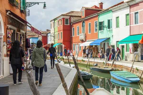 Venice, Italië - op 30 April 2015. Burano het eiland, de straat kanaal en multi-gekleurde huizen aan de kade. — Stockfoto