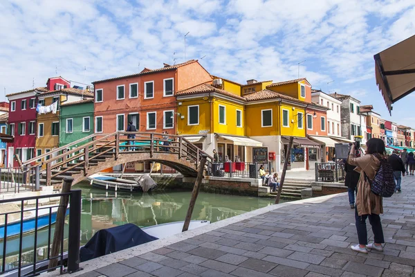 Venice, Italië - op 30 april 2015. typisch straat op burano van eiland — Stockfoto