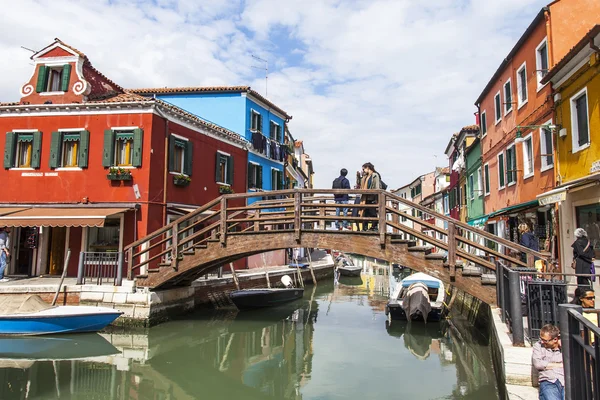 VENICE, ITALY - on APRIL 30, 2015. Typical street on Burano's island — Stock Photo, Image