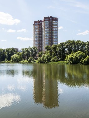 Pushkino, Rusya - 18 Haziran 2015 tarihinde. Yeni multystoried evleri serebryanka Nehri kıyısında