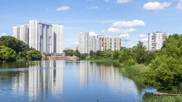 PUSHKINO, RUSSIA - 18 GIUGNO 2015. Nuove case a più piani sulla riva del fiume Serebryanka — Foto Stock