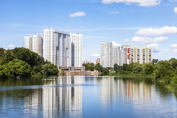 PUSHKINO, RUSSIE - le 18 juin 2015. Nouvelles maisons à étages sur la rive de la rivière Serebryanka — Photo