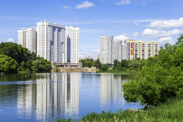 PUSHKINO, RUSIA - el 18 de junio de 2015. Nuevas casas de varios pisos en la orilla del río Serebryanka — Foto de Stock