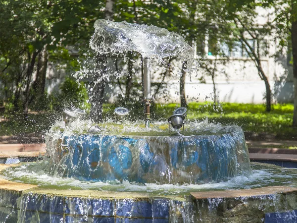 PUSHKINO, RUSSIA - on JUNE 18, 2015. A fountain fragment in the boulevard — Stock Photo, Image