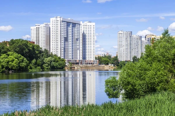 Pushkino, Ryssland - på juni, 18, 2015. nya multystoried hus på flodstranden av serebryanka — Stockfoto