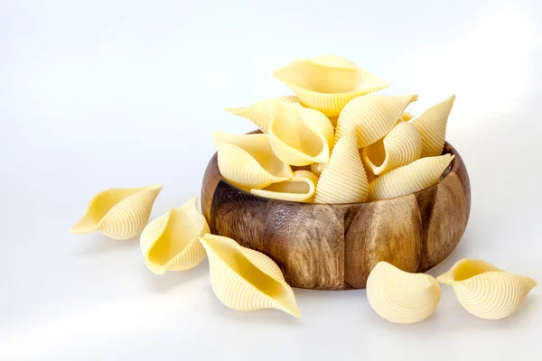 The Italian macaroni of a konchigliona (huge cockleshells) in a bowl — Stock Photo, Image