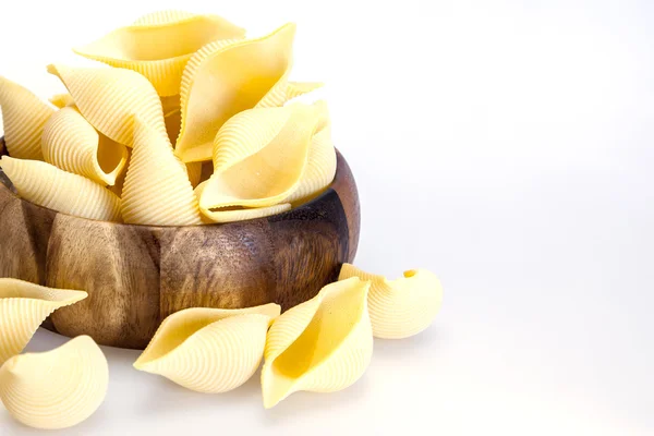 The Italian macaroni of a konchigliona (huge cockleshells) in a bowl — Stock Photo, Image