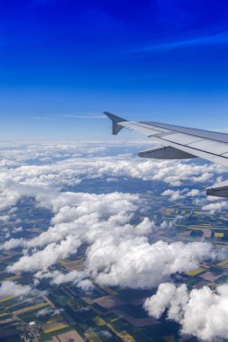 uçak Görünümü penceresinden pitoresk yatay, beyaz bulutlar üzerinde