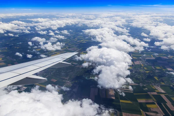 Vista plana desde la ventana en un paisaje pintoresco con nubes blancas —  Fotos de Stock