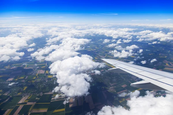 Вид з вікна на мальовничий пейзаж з білими хмарами — стокове фото