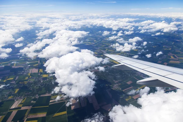 Vista plana desde la ventana en un paisaje pintoresco con nubes blancas —  Fotos de Stock