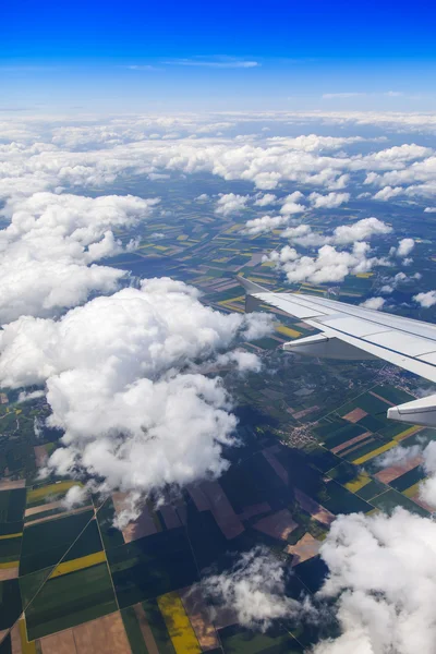 白い雲と風景の] ウィンドウから平面図 — ストック写真