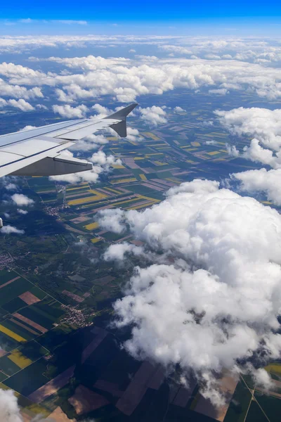 Vista plana desde la ventana en un paisaje pintoresco con nubes blancas —  Fotos de Stock