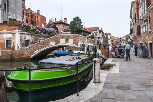 VENICE, ITALY - on APRIL 30, 2015. Cleaning of household garbage — Stockfoto