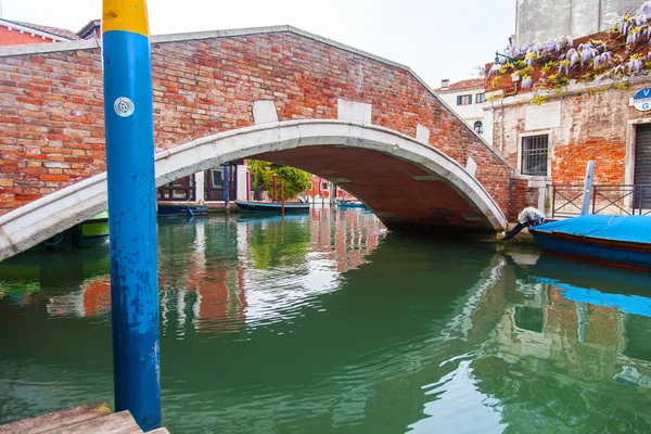 VENEZIA - il 30 APRILE 2015. Il canale e le navi della strada, tipica vista sulla città — Foto Stock