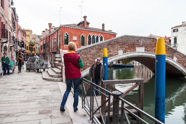VENICE, ITÁLIA - em 1 de maio de 2015. Paisagem típica da cidade. Canal de rua e complexo arquitetônico de edifícios antigos em terra — Fotografia de Stock