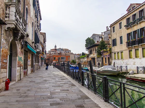 VENEZIA - il 1 MAGGIO 2015. Tipico paesaggio cittadino. Canale stradale e complesso architettonico di vecchi edifici a riva — Foto Stock