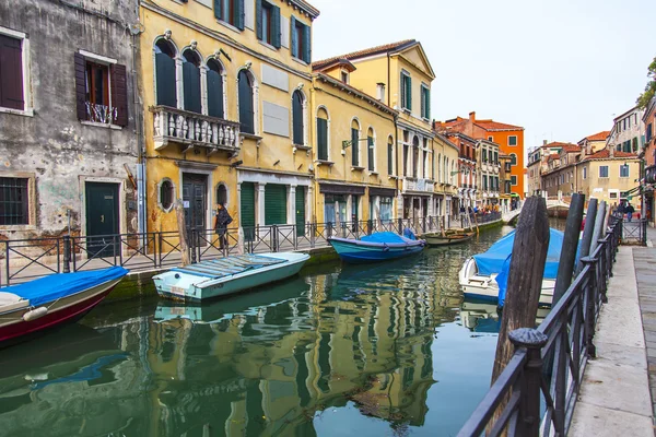 VENICE, ITALY - on MAY 1, 2015. Typical city landscape. Street canal and architectural complex of old buildings ashore — Stock Photo, Image