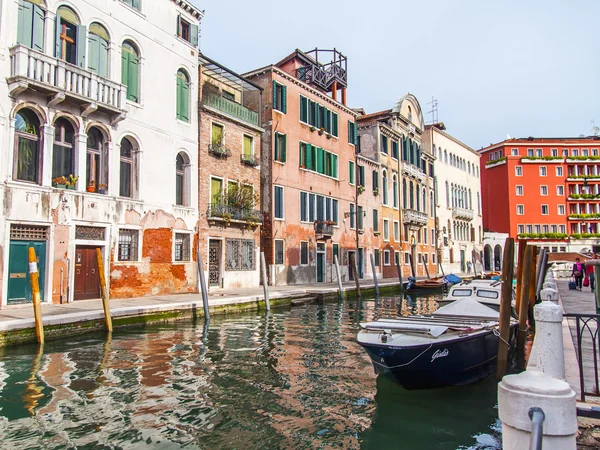 Wenecja, Włochy - 1 maja 2015 r. Typowe miasto krajobraz. Street canal i architektoniczny kompleks starych budynków na lądzie — Zdjęcie stockowe