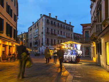 Venice, İtalya - 4 Mayıs 2015 tarihinde. akşam aydınlatmada bir alışveriş caddesi
