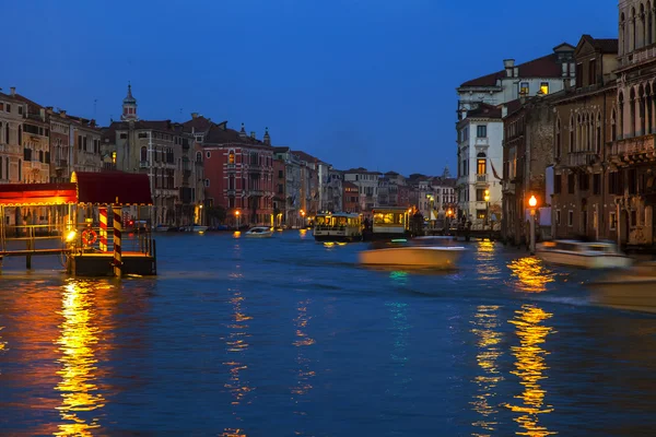 VENICE, ITALY - on MAY 1, 2015. Typical city landscape. Street canal and architectural complex of old buildings ashore in the evening — Stock Photo, Image