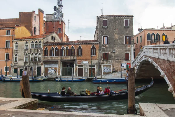 VENISE, ITALIE - le 1er mai 2015. Paysage typique de la ville. Canal de rue et complexe architectural de vieux bâtiments à terre le soir — Photo