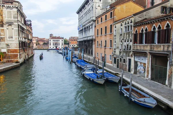 VENECIA, ITALIA - el 1 de mayo de 2015. Paisaje típico de la ciudad. Canal de la calle y complejo arquitectónico de edificios antiguos en tierra por la noche — Foto de Stock