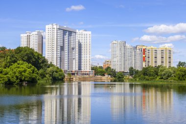 Pushkino, Rusya - 18 Haziran 2015 tarihinde. nehir serebryanka. Yeni multystoried evleri ve su onun yansıması